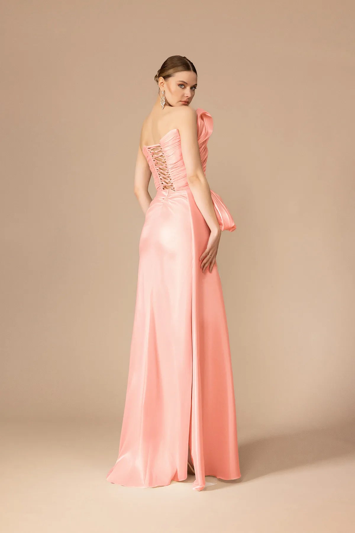 A25187 - Straplez Yaka Drapeli Yırtmaçlı Uzun Elbise