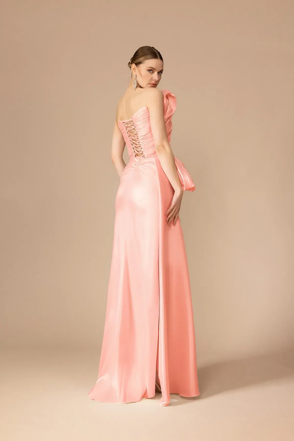 A25187 - Straplez Yaka Drapeli Yırtmaçlı Uzun Elbise - Kenzel