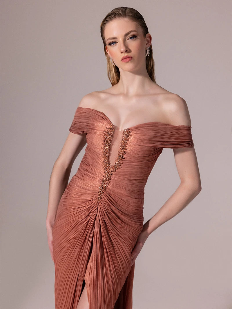 A25189-Önü İşlemeli Omuz Detaylı Pliseli Uzun Elbise