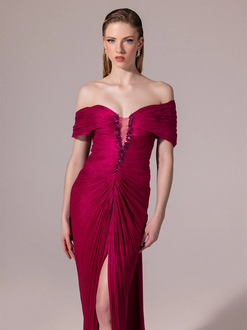 A25189-Önü İşlemeli Omuz Detaylı Pliseli Uzun Elbise