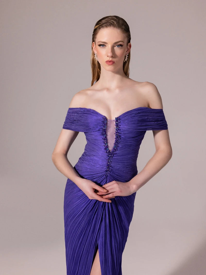 A25189-Önü İşlemeli Omuz Detaylı Pliseli Uzun Elbise