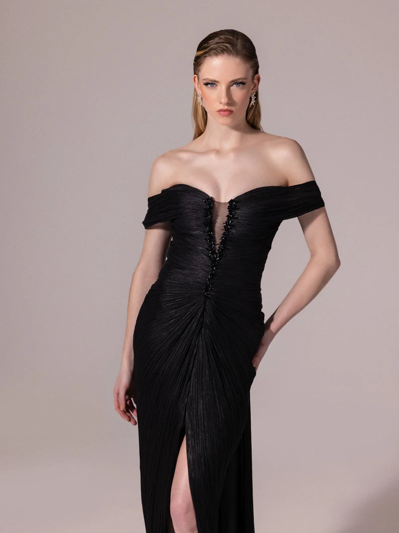 A25189-Önü İşlemeli Omuz Detaylı Pliseli Uzun Elbise