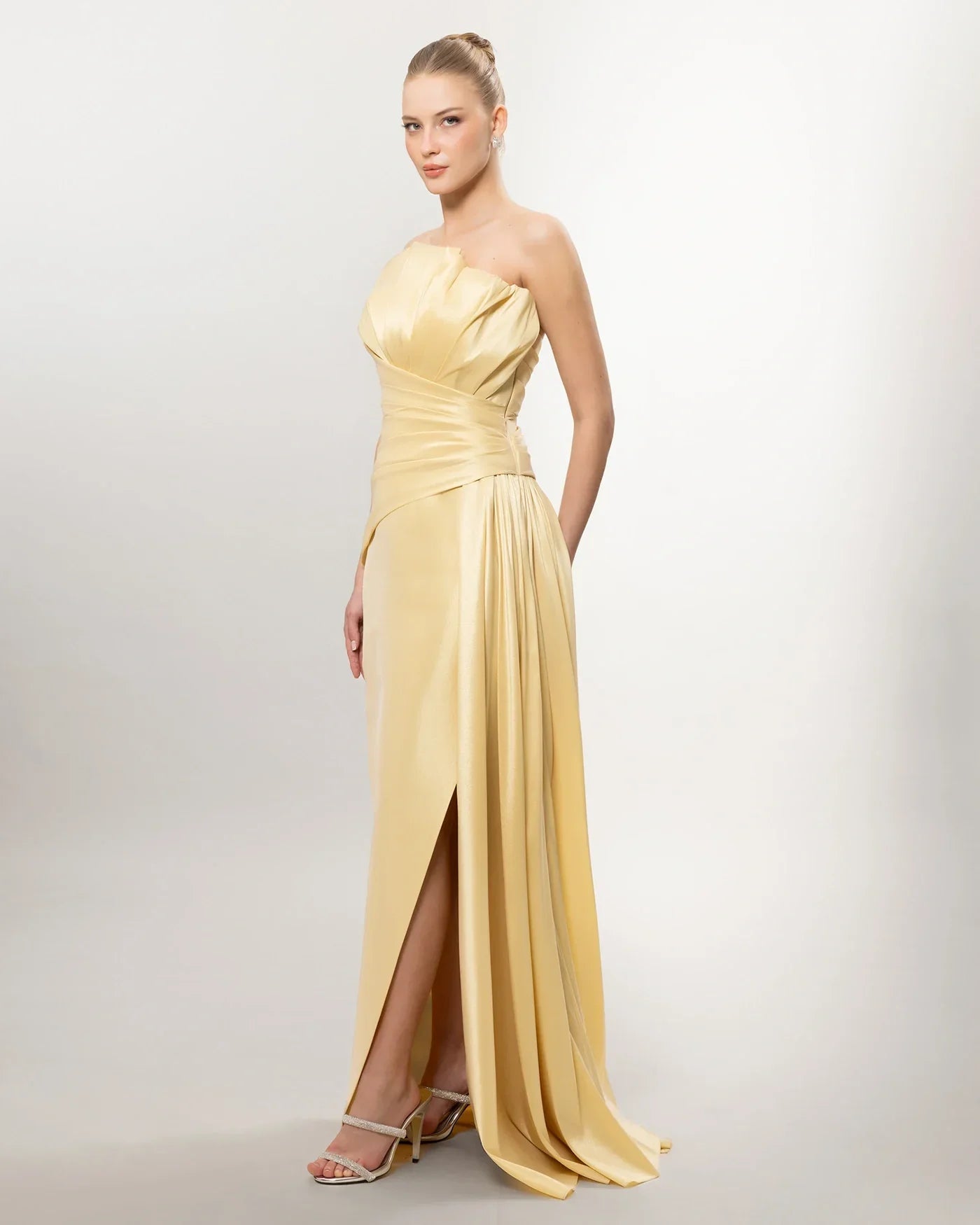 A26023-Straplez Katlı Drapeli Yırtmaçlı Uzun Abiye