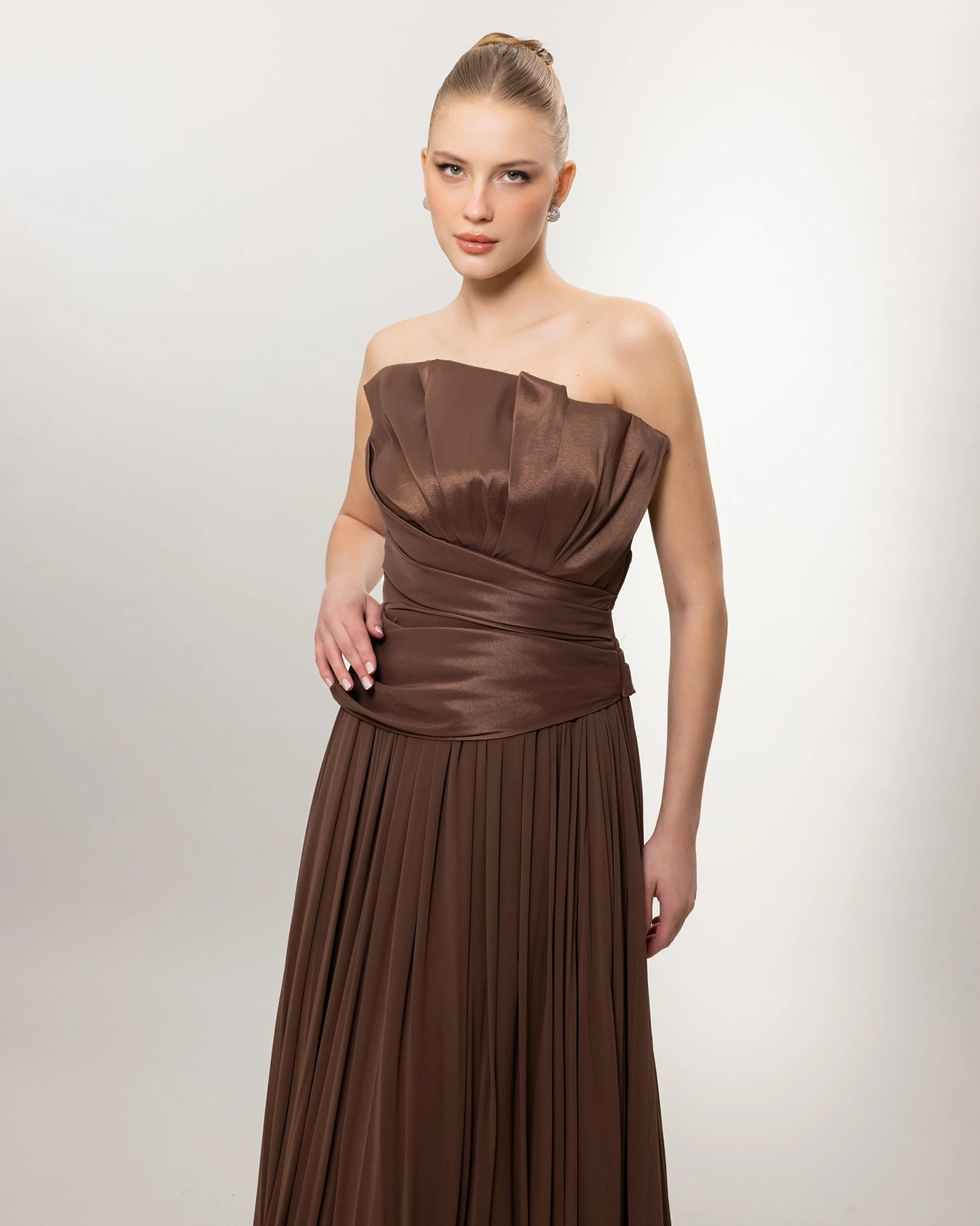 A26027-Straplez Drapeli Pileli Uzun Abiye Elbise