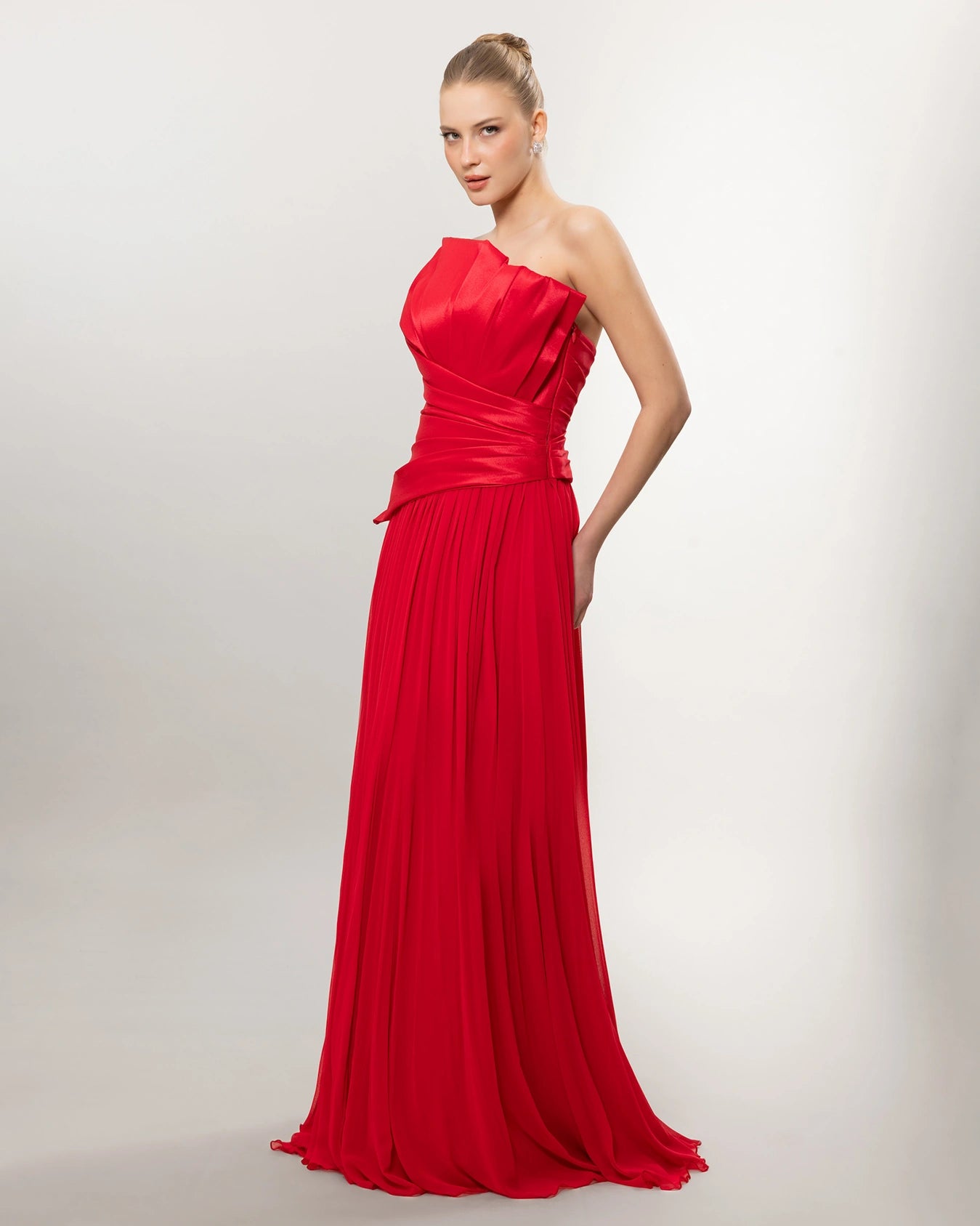 A26027-Straplez Drapeli Pileli Uzun Abiye Elbise