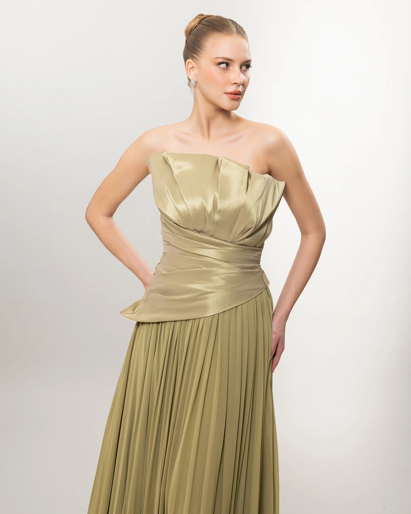 A26027-Straplez Drapeli Pileli Uzun Abiye Elbise