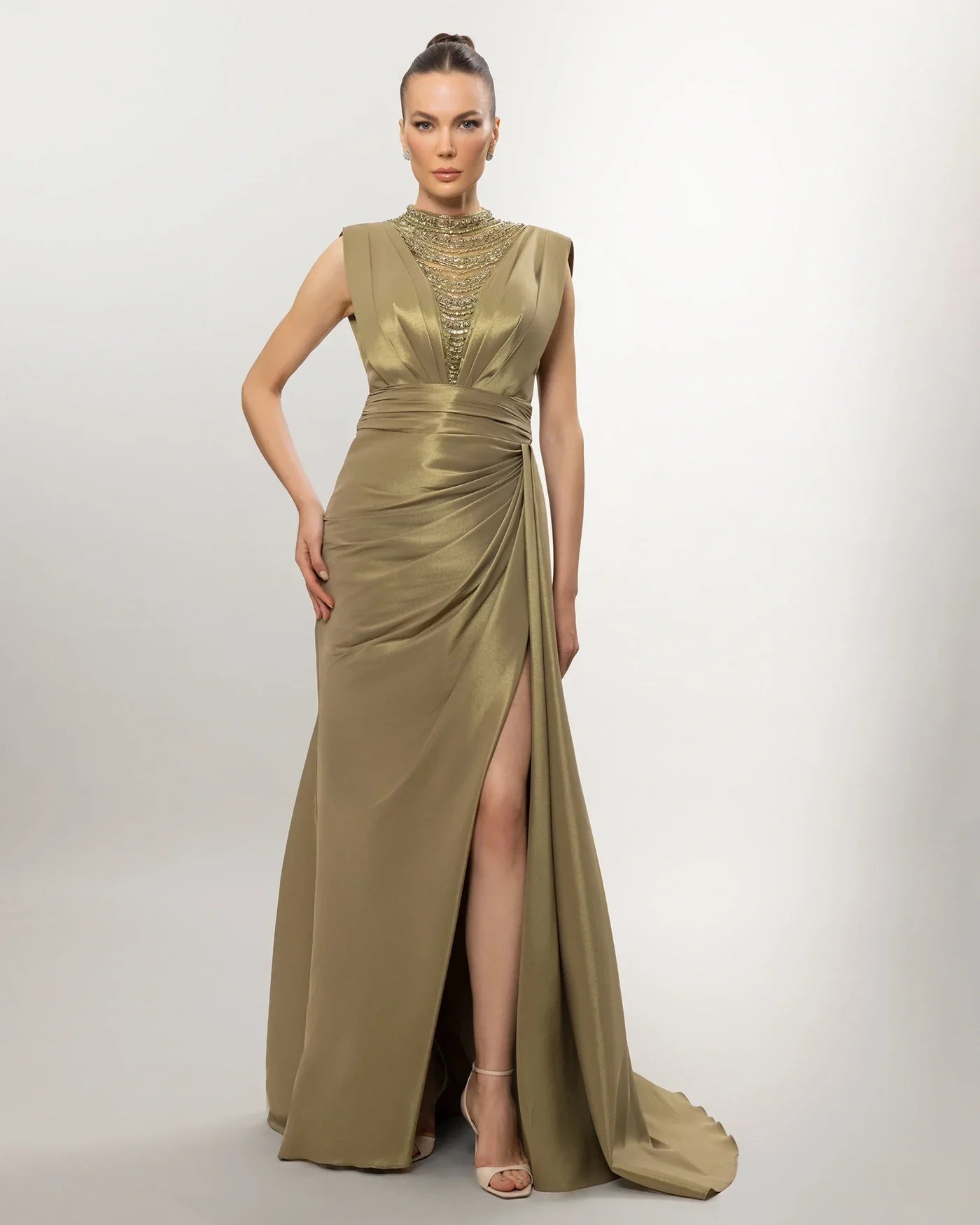 A26051-Yaka Taş İşlemeli Drapeli Yırtmaçlı Uzun Abiye - Kenzel
