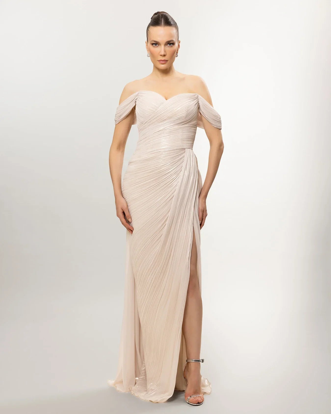 A26117-Düşük Omuz Pliseli Yırtmaçlı Uzun Abiye Elbise - Kenzel