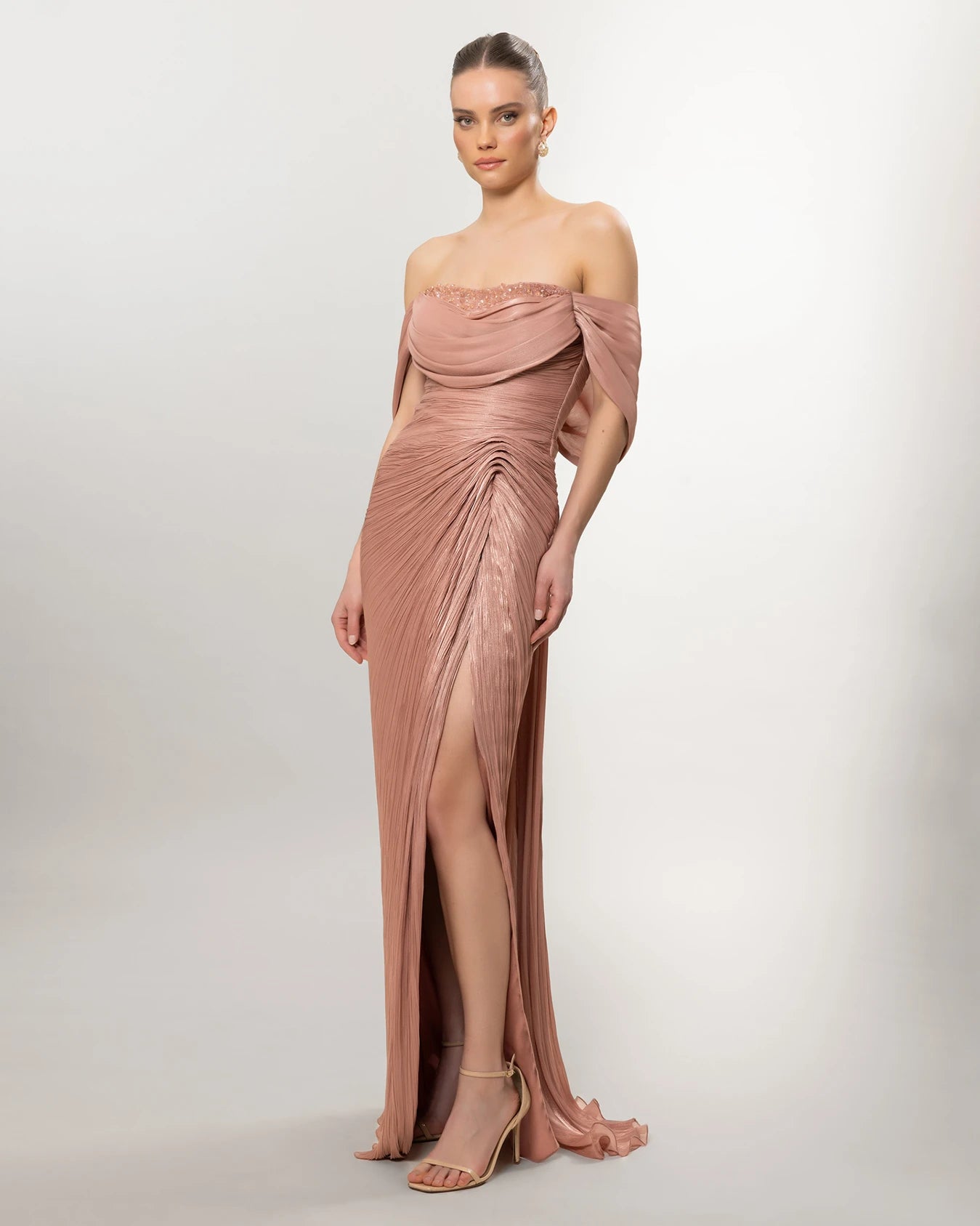 A26120-Zarif Drapeli Düşük Omuz Yırtmaçlı Uzun Elbise