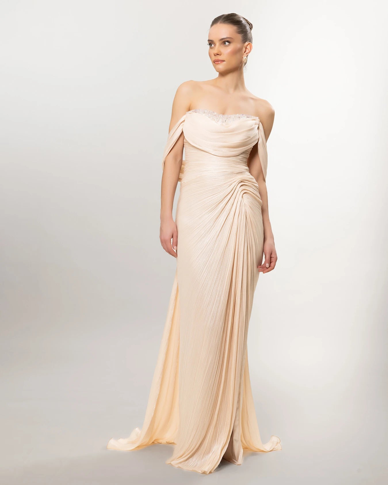 A26120-Zarif Drapeli Düşük Omuz Yırtmaçlı Uzun Elbise