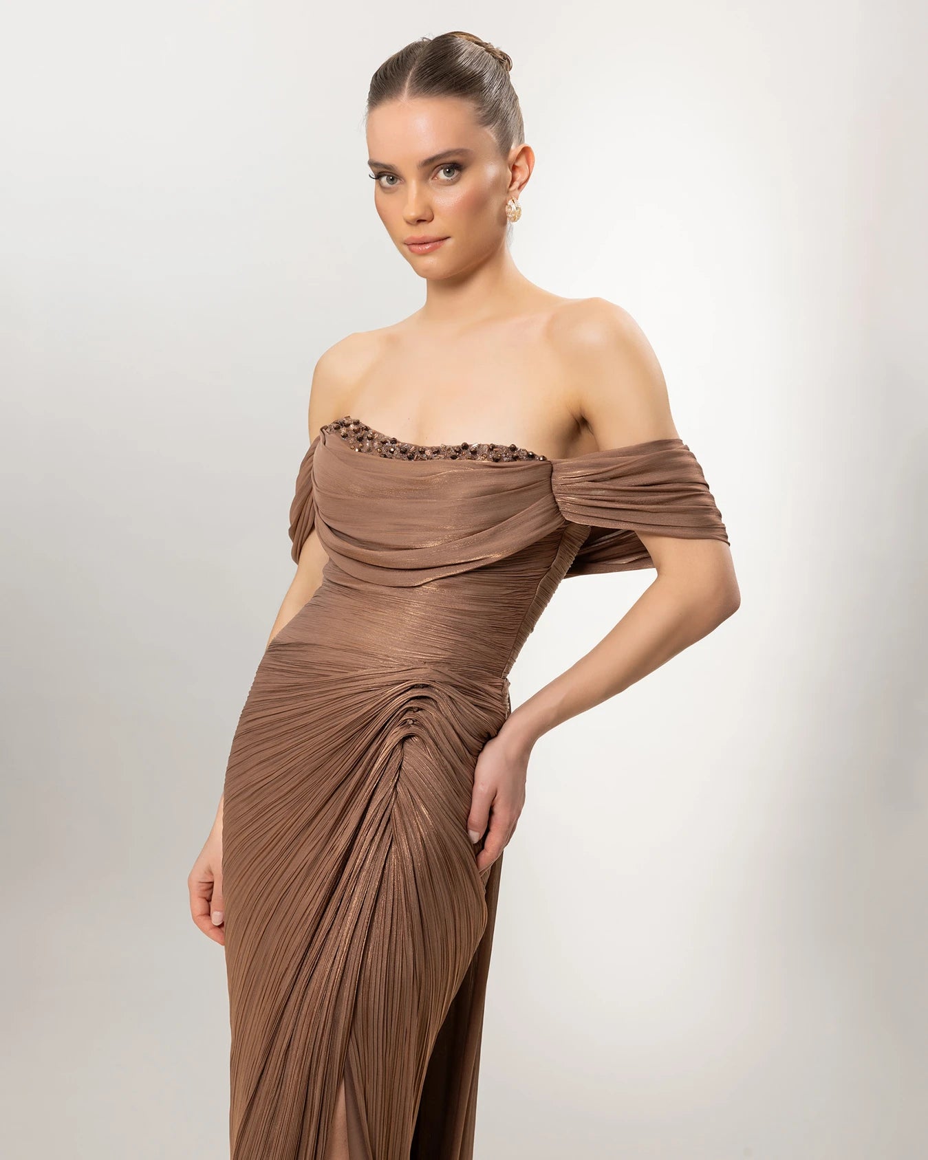 A26120-Zarif Drapeli Düşük Omuz Yırtmaçlı Uzun Elbise