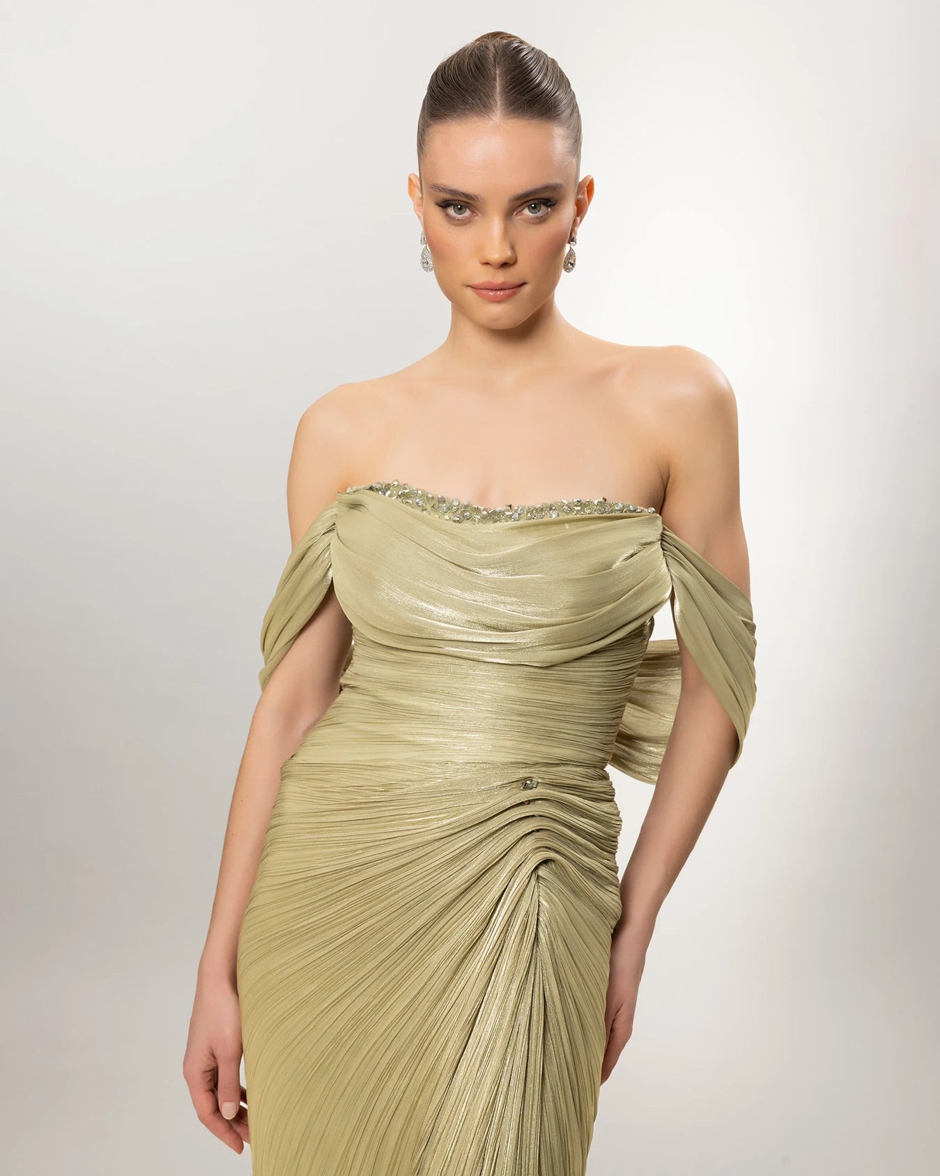 A26120-Zarif Drapeli Düşük Omuz Yırtmaçlı Uzun Elbise