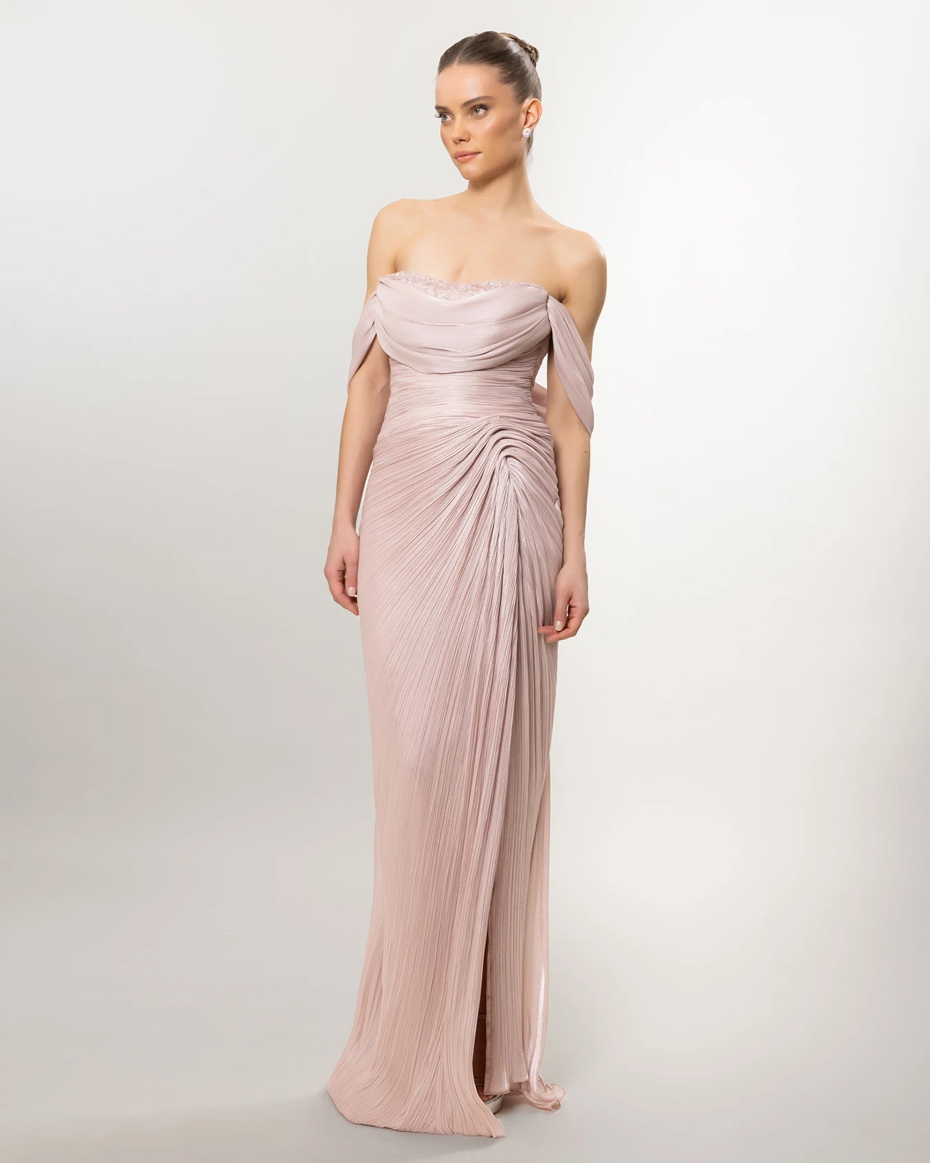 A26120-Zarif Drapeli Düşük Omuz Yırtmaçlı Uzun Elbise