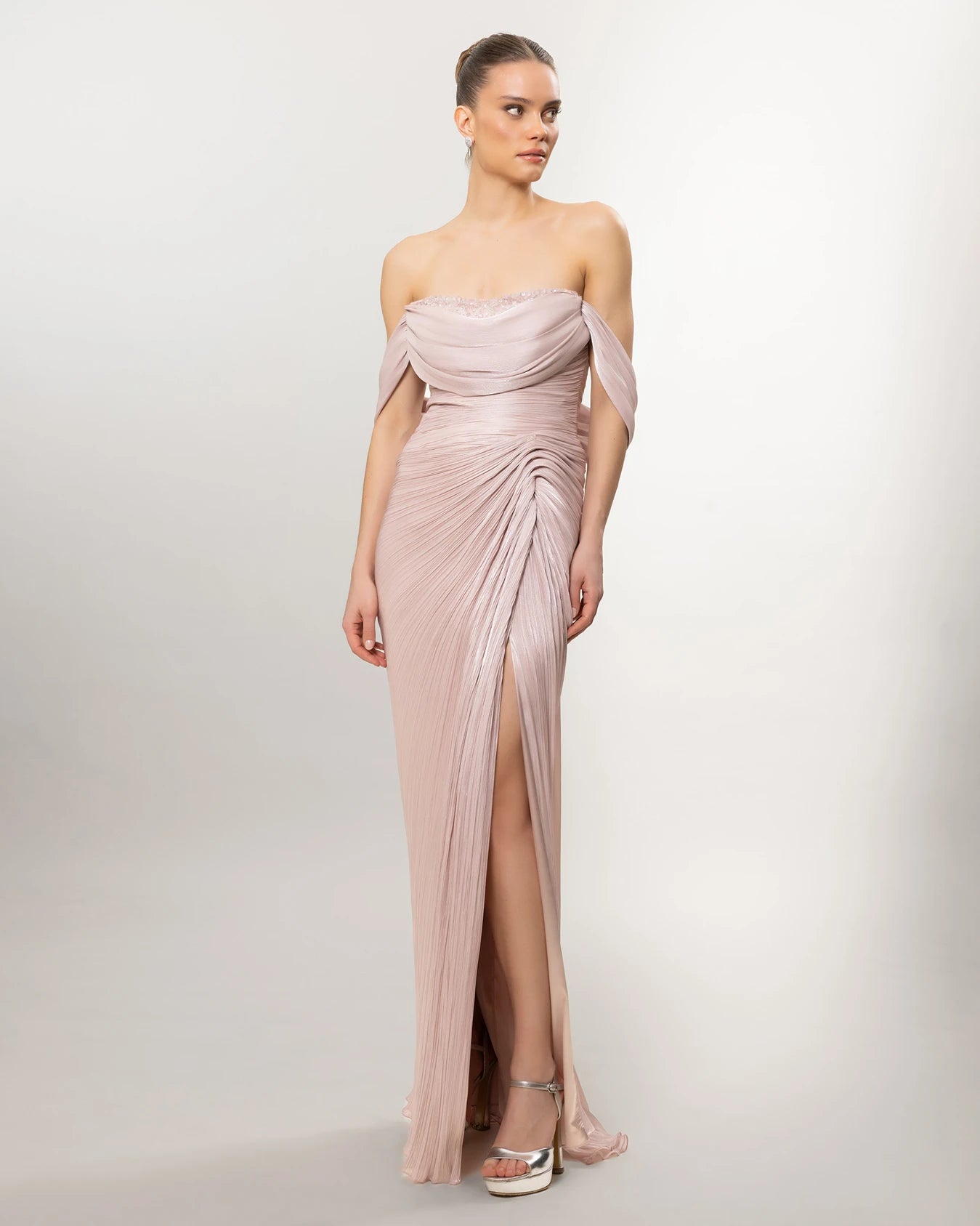 A26120-Zarif Drapeli Düşük Omuz Yırtmaçlı Uzun Elbise