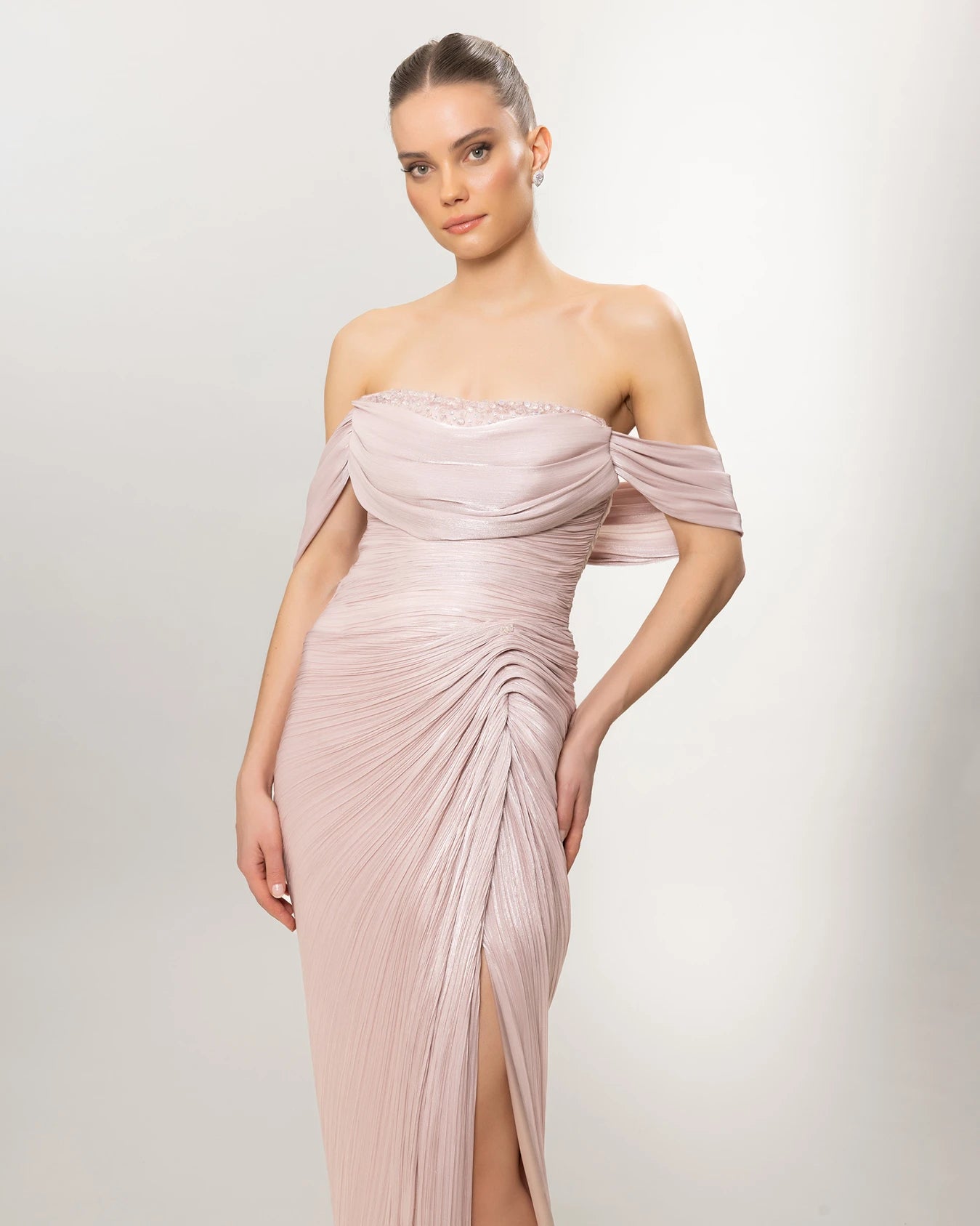 A26120-Zarif Drapeli Düşük Omuz Yırtmaçlı Uzun Elbise