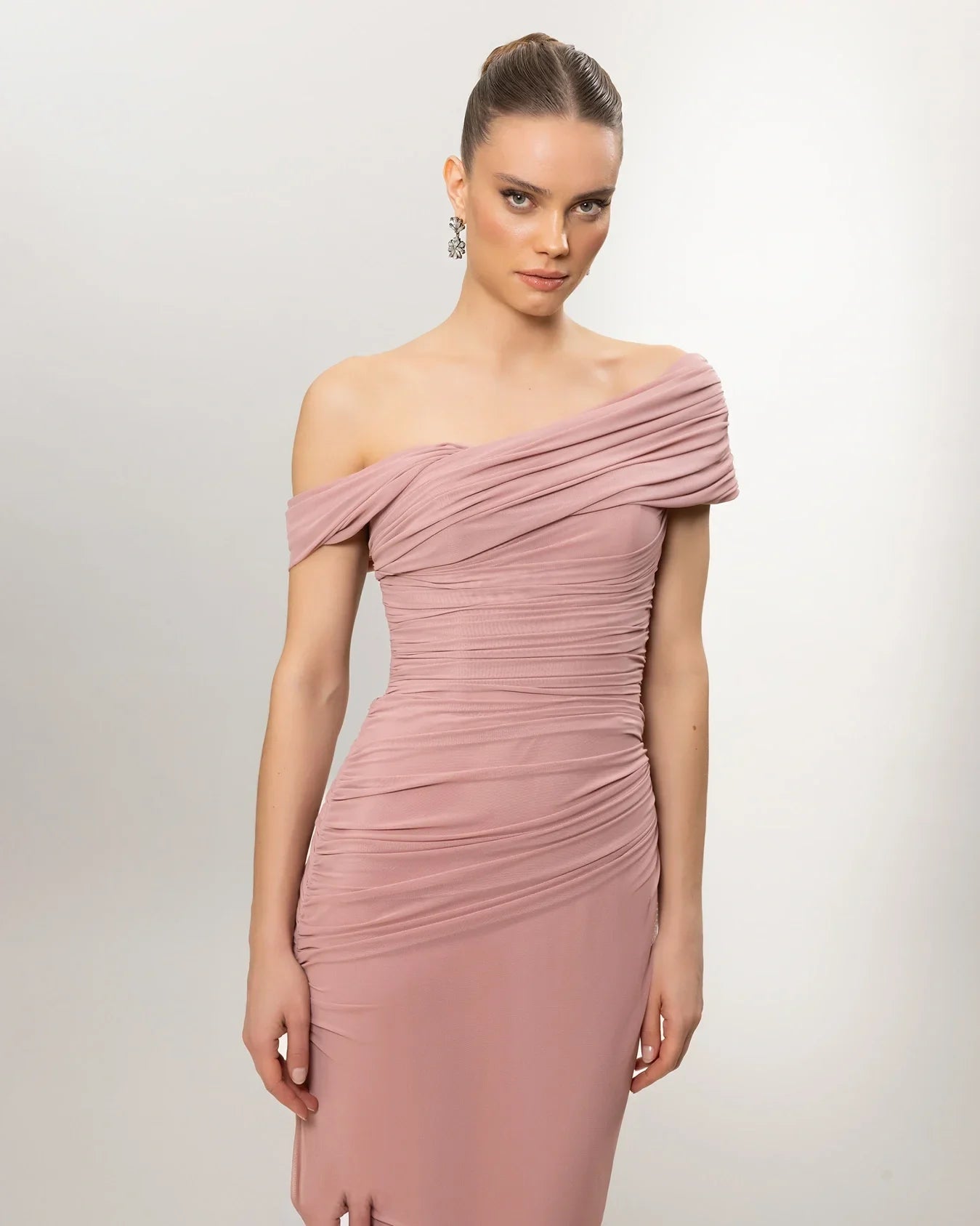 A26129-Asimetrik Yaka Drapeli Uzun Abiye Elbise - Kenzel