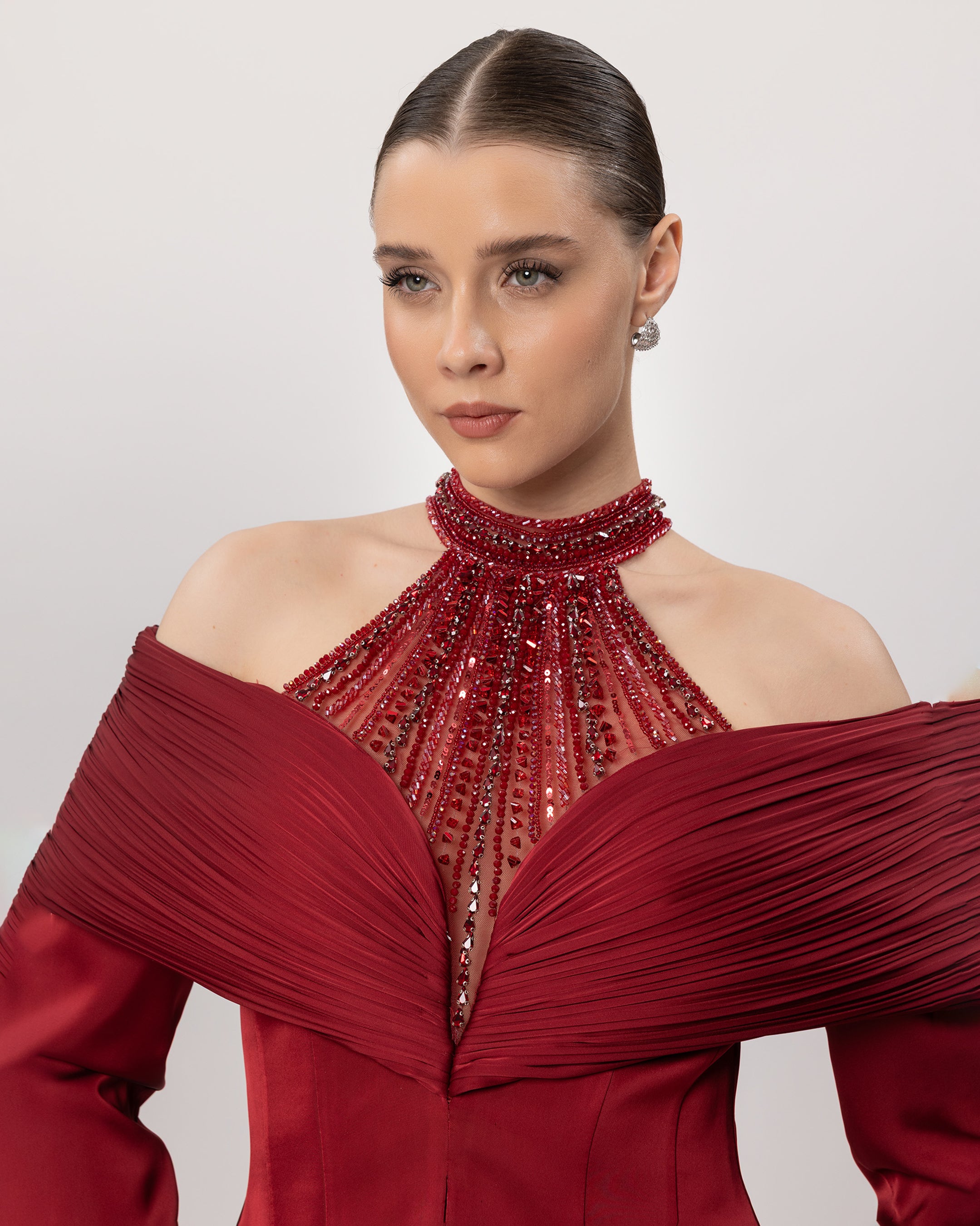 A26182-İşlemeli Halter Yaka Piliseli Omuz Detaylı Elbise