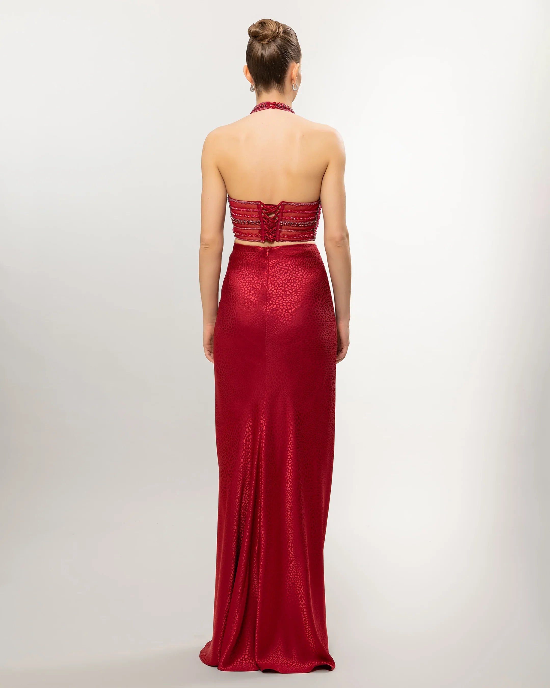 E26107-Halter Yaka Üst Kısmı Taş İşlemeli Yırtmaçlı Abiye Elbise