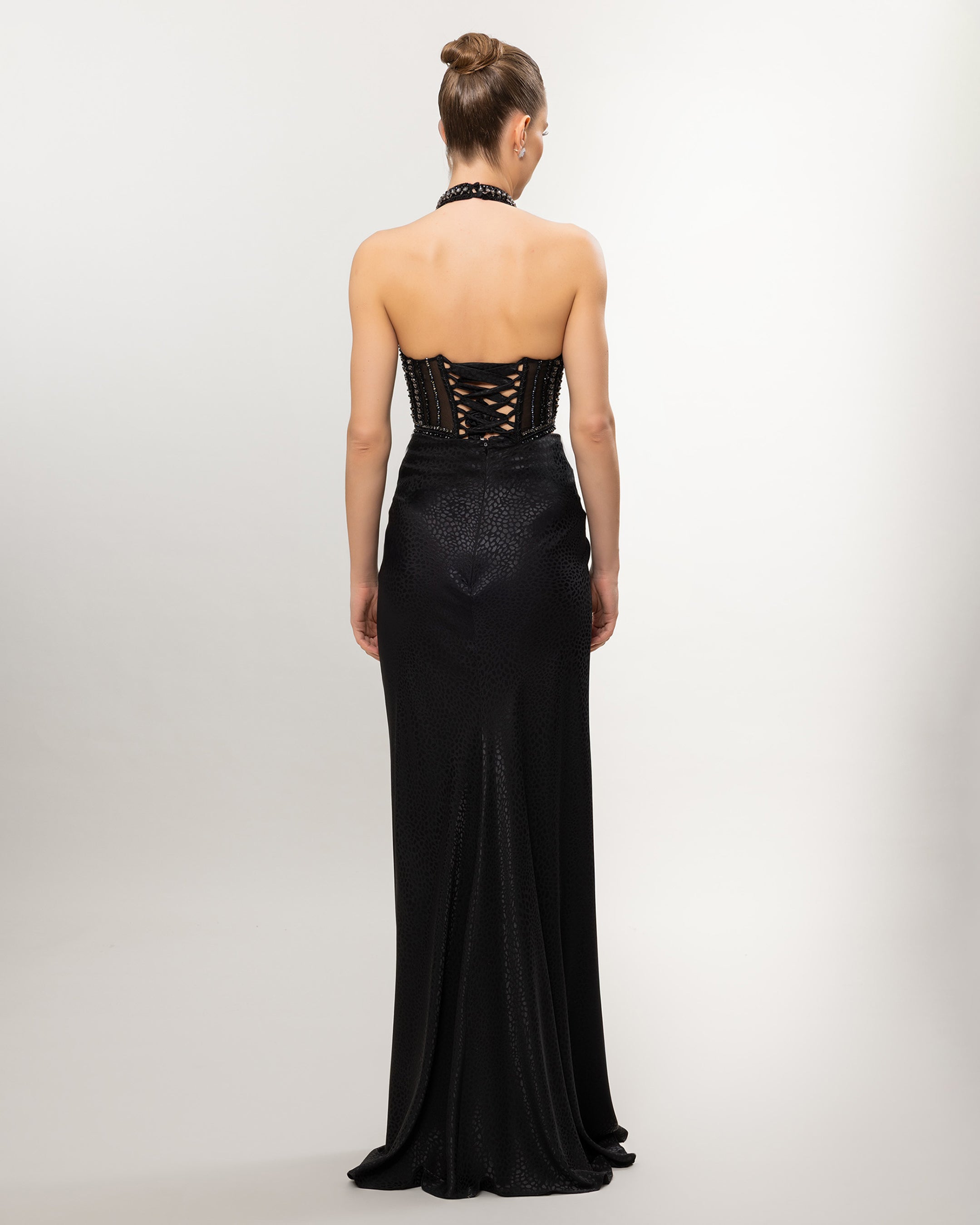 E26107-Halter Yaka Üst Kısmı Taş İşlemeli Yırtmaçlı Abiye Elbise