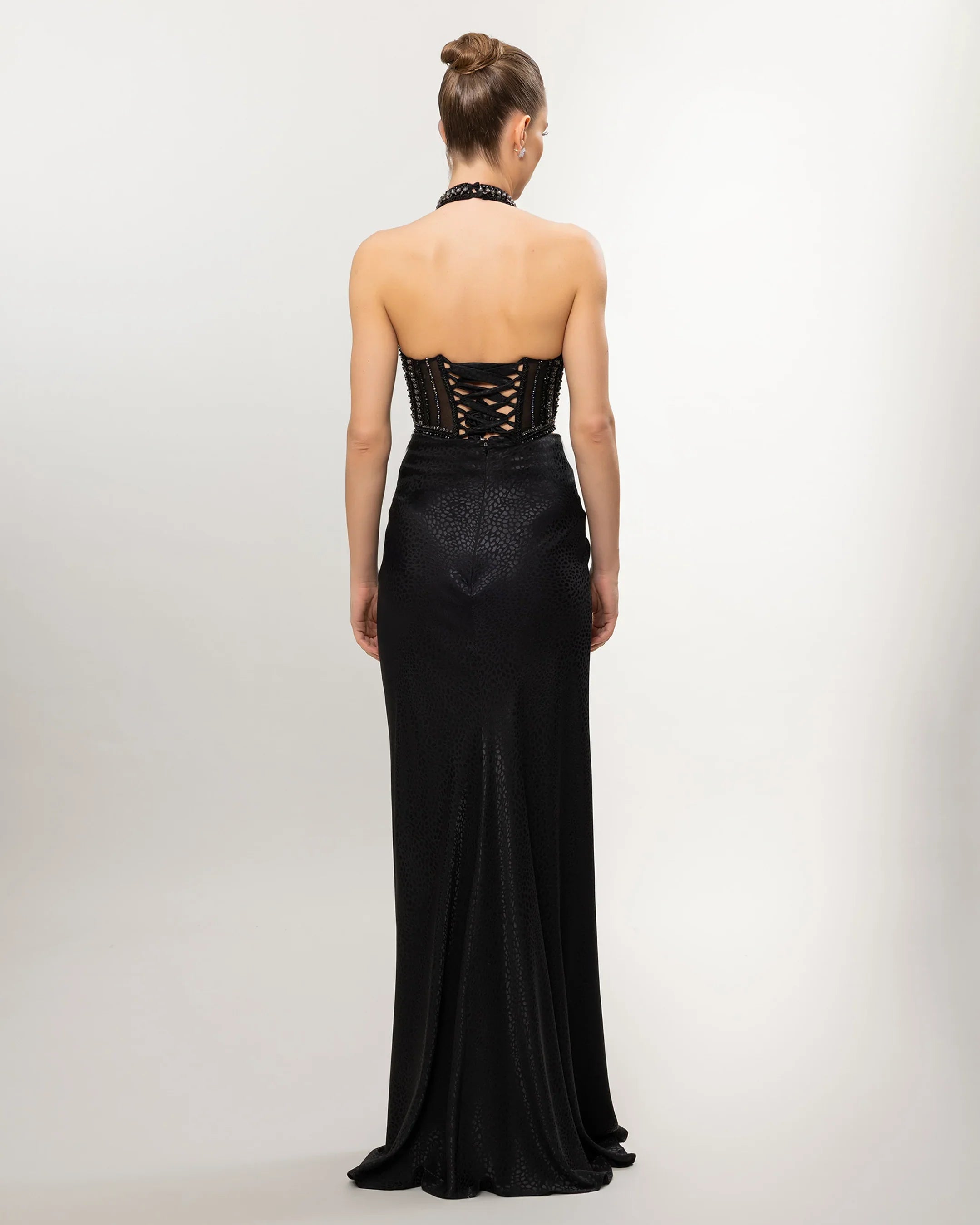 E26107-Halter Yaka Üst Kısmı Taş İşlemeli Yırtmaçlı Abiye Elbise