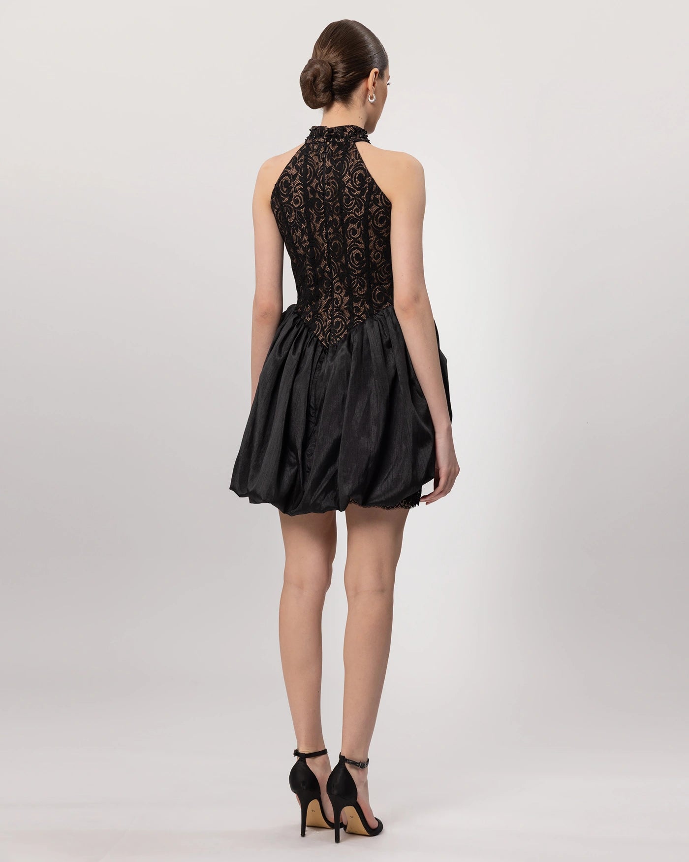 E26308-Halter Yaka Dantel Detaylı Mini Abiye Elbise