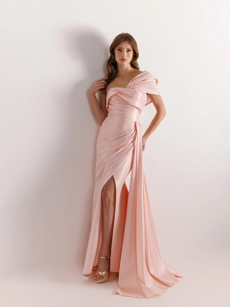 YAN KUYRUKLU, YIRTMAÇLI BALIK ELBİSE Pudra Ön