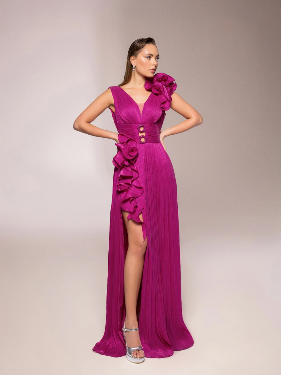 25040-V Yaka Aksesuarlı Pliseli Kloş Abiye Elbise