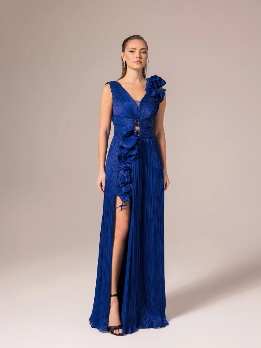 25040-V Yaka Aksesuarlı Pliseli Kloş Abiye Elbise