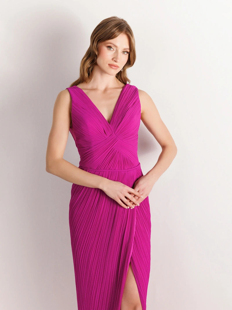 25048-V Yaka Yırtmaçlı Kuyruklu Abiye Elbise