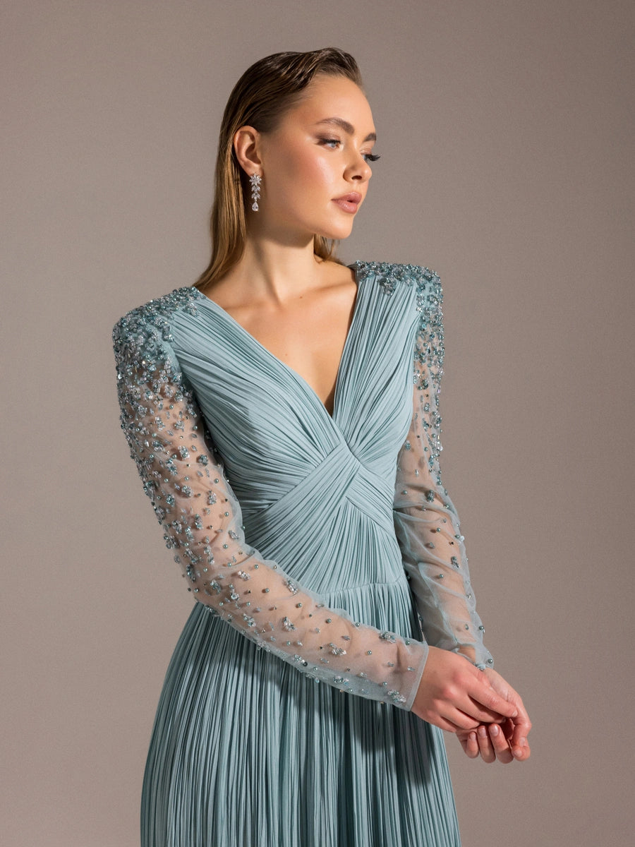 25057-Kolları İşlemeli Sırt Detaylı Yırtmaçlı Kloş Abiye Elbise