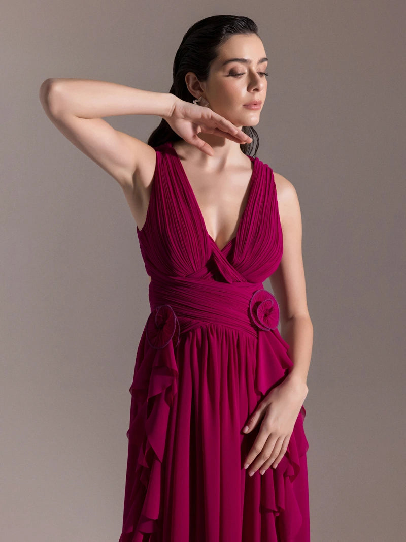 25062-V Yaka Piliseli Yırtmaçlı Abiye Elbise