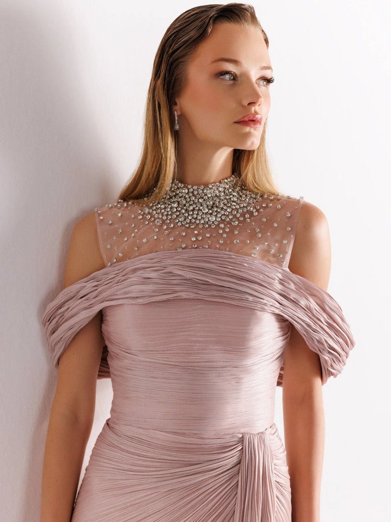 25077-İşlemeli Pliseli Kuyruklu Elbise