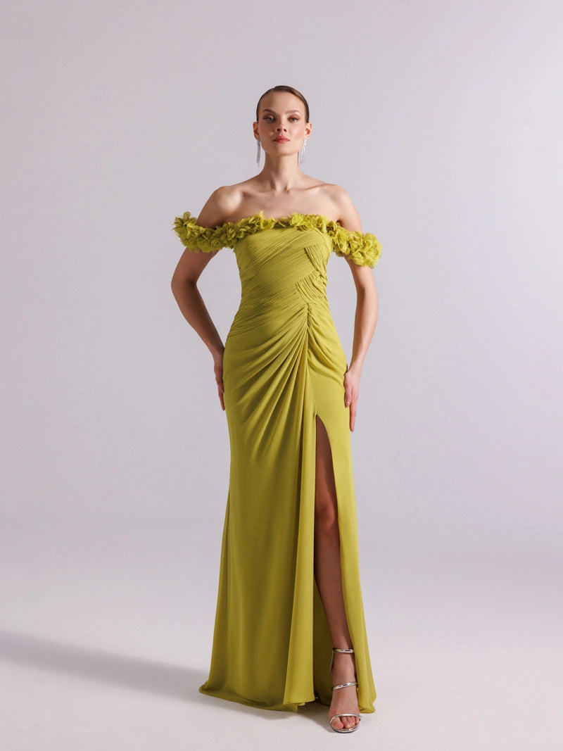 Yağ yeşili rengi Straplez, Kolları Çiçekli, Yırtmaçlı Elbise