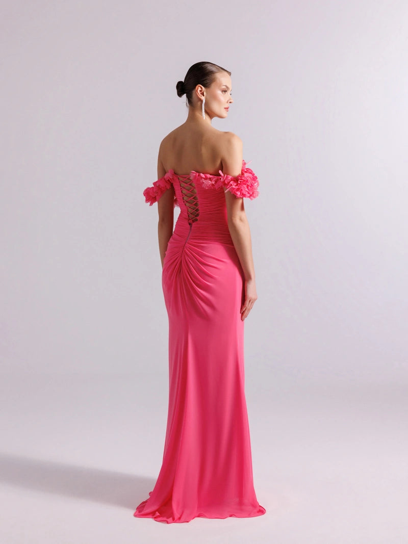 25080-Yakası Çiçek Süslemeli ve Pilise Detaylı Şifon Uzun Elbise