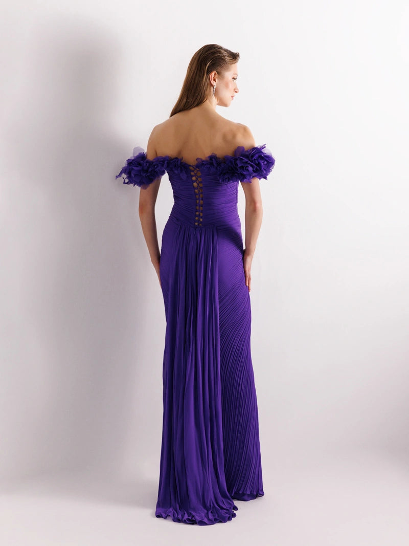 25081-Omuz Çiçek Detaylı Yırtmaçlı Elbise