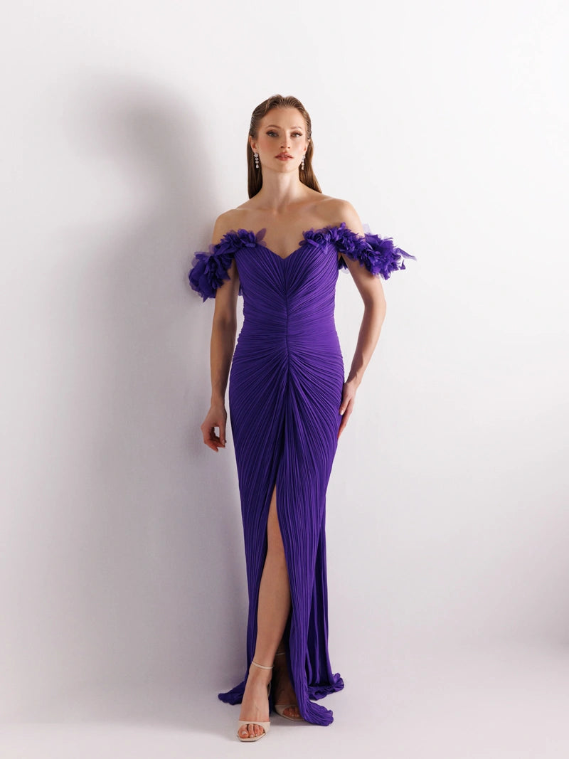 25081-Omuz Çiçek Detaylı Yırtmaçlı Elbise