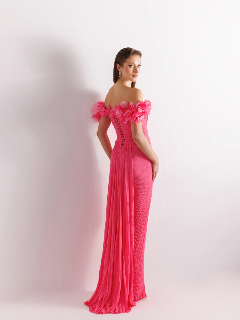 25081-Omuz Çiçek Detaylı Yırtmaçlı Elbise