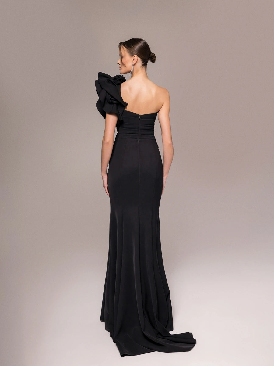 25120-Tek Omuzlu Gül Detaylı Drapeli Balık Abiye Elbise