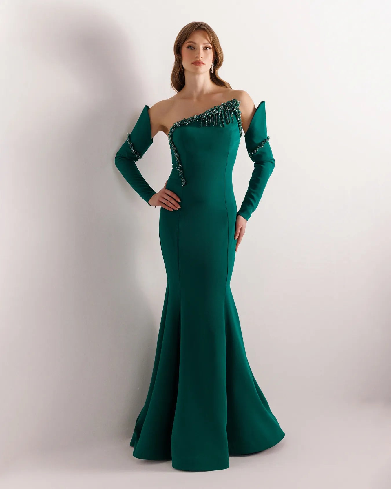 25138-Asimetrik Yaka İşlemeli Straplez Balık Abiye Elbise