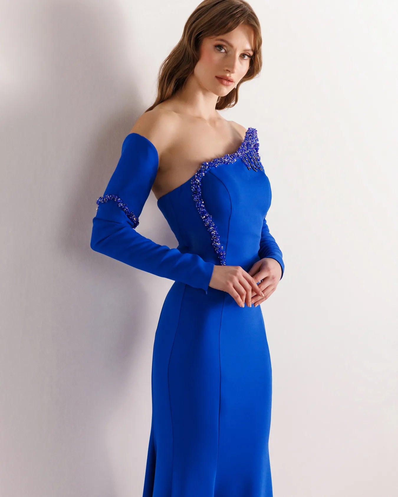 25138-Asimetrik Yaka İşlemeli Straplez Balık Abiye Elbise