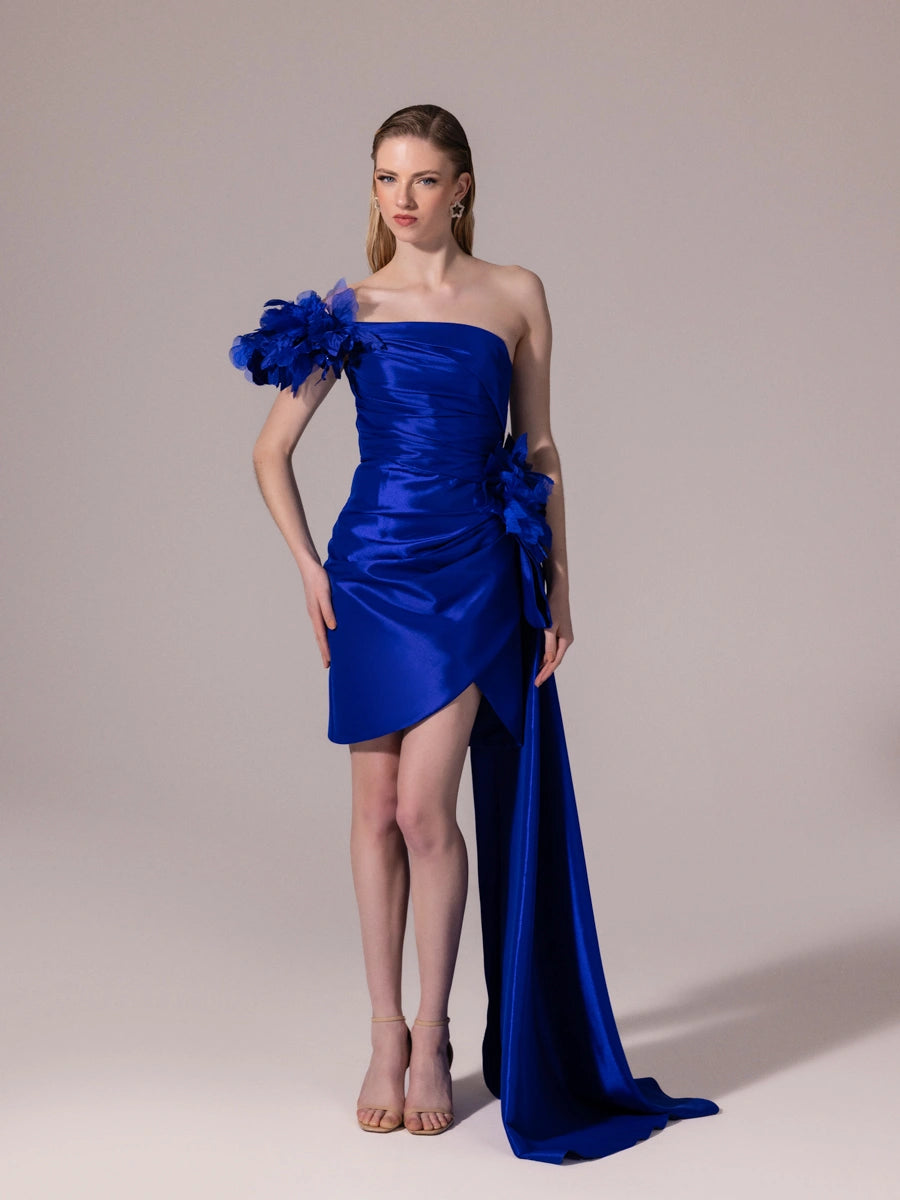 25300-Straplez Çiçek Aksesuarlı Kuyruklu Mini Elbise