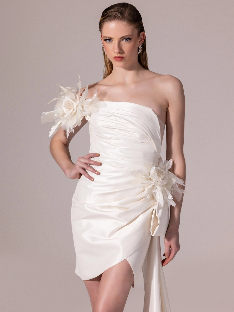 25300-Straplez Çiçek Aksesuarlı Kuyruklu Mini Elbise