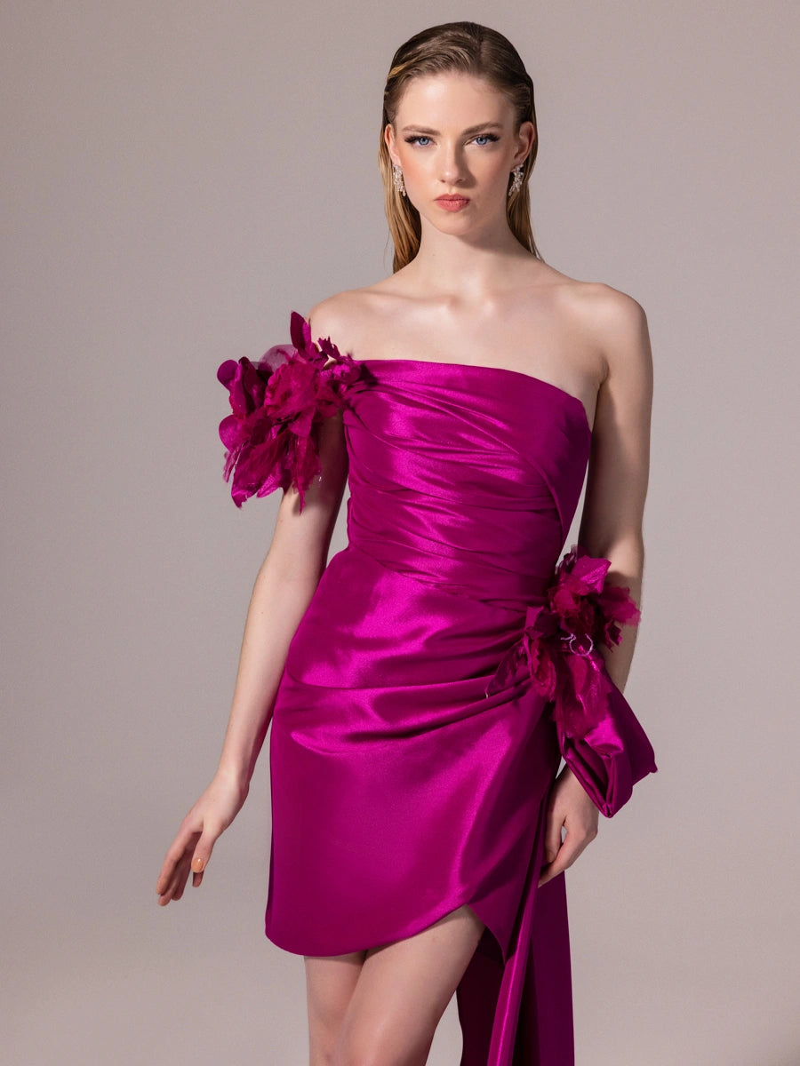 25300-Straplez Çiçek Aksesuarlı Kuyruklu Mini Elbise