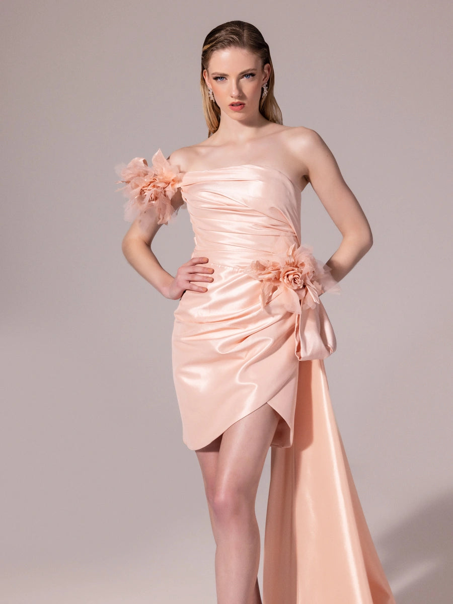 25300-Straplez Çiçek Aksesuarlı Kuyruklu Mini Elbise