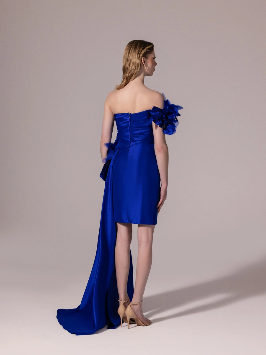 25300-Straplez Çiçek Aksesuarlı Kuyruklu Mini Elbise