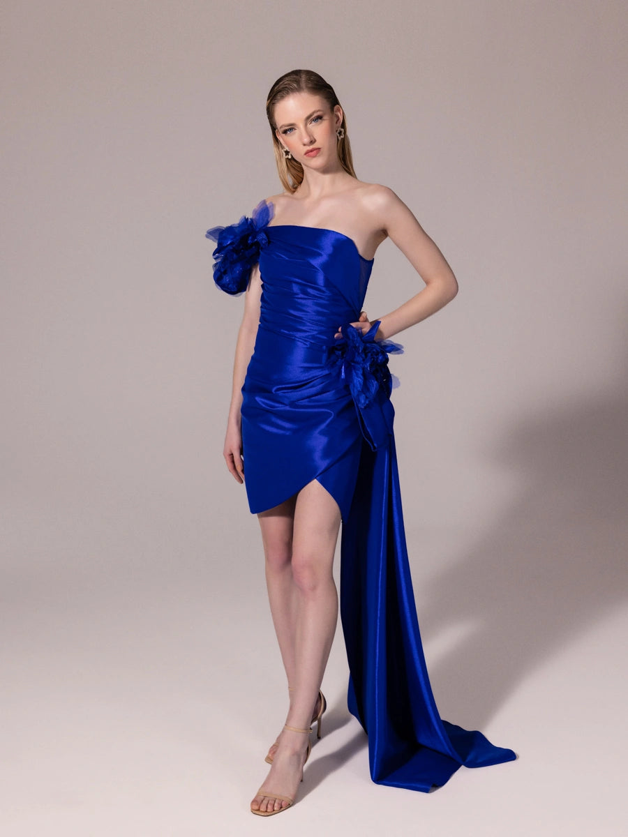 25300-Straplez Çiçek Aksesuarlı Kuyruklu Mini Elbise