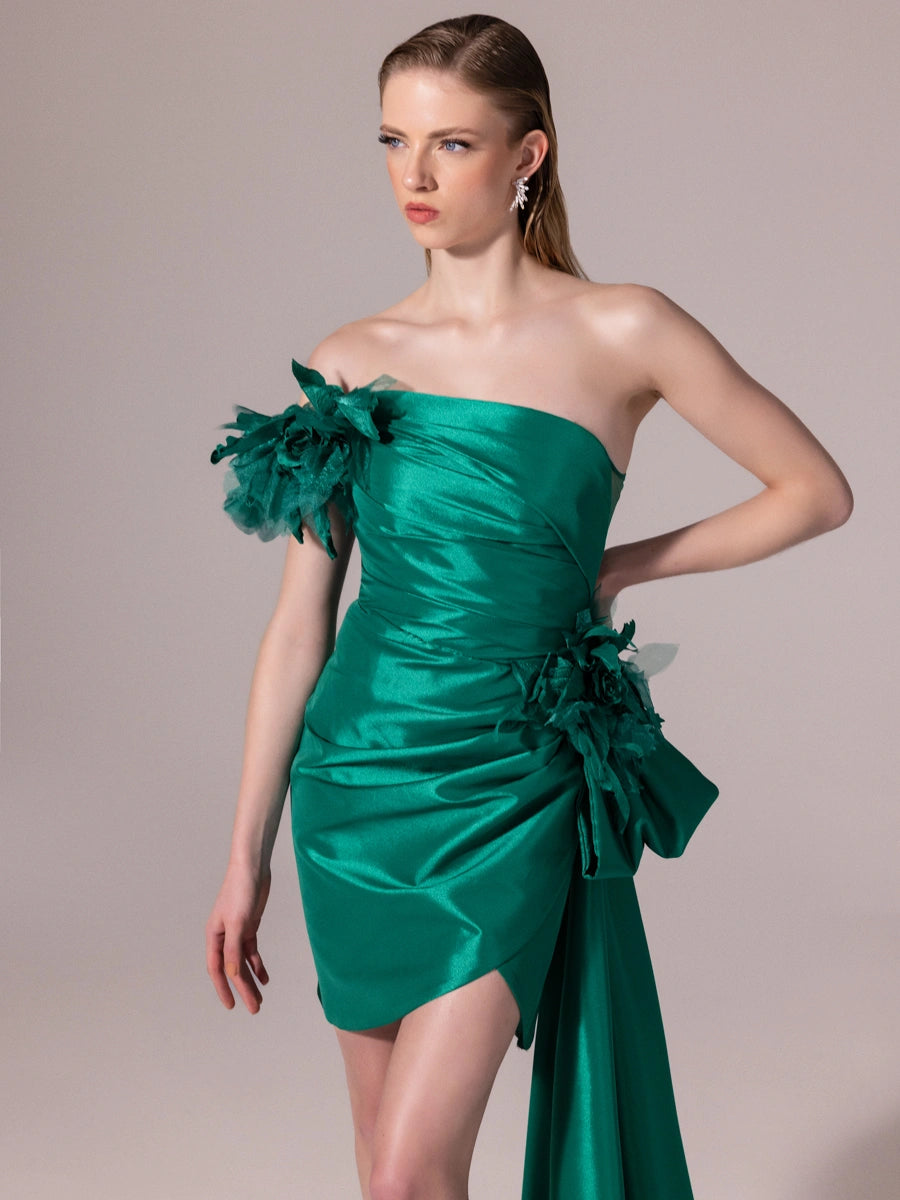 25300-Straplez Çiçek Aksesuarlı Kuyruklu Mini Elbise