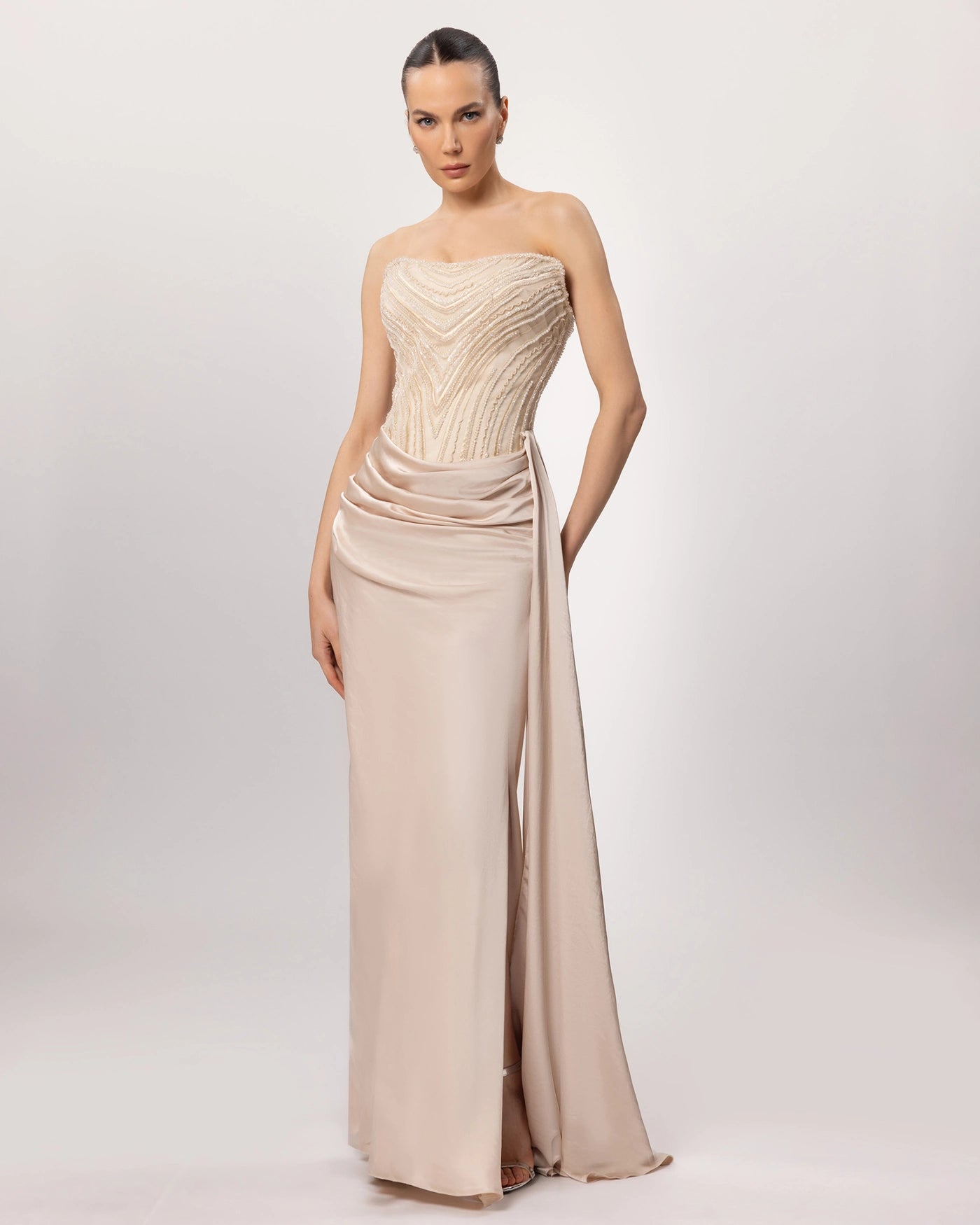 26018-Straplez İşlemeli Drapeli Uzun Abiye Elbise