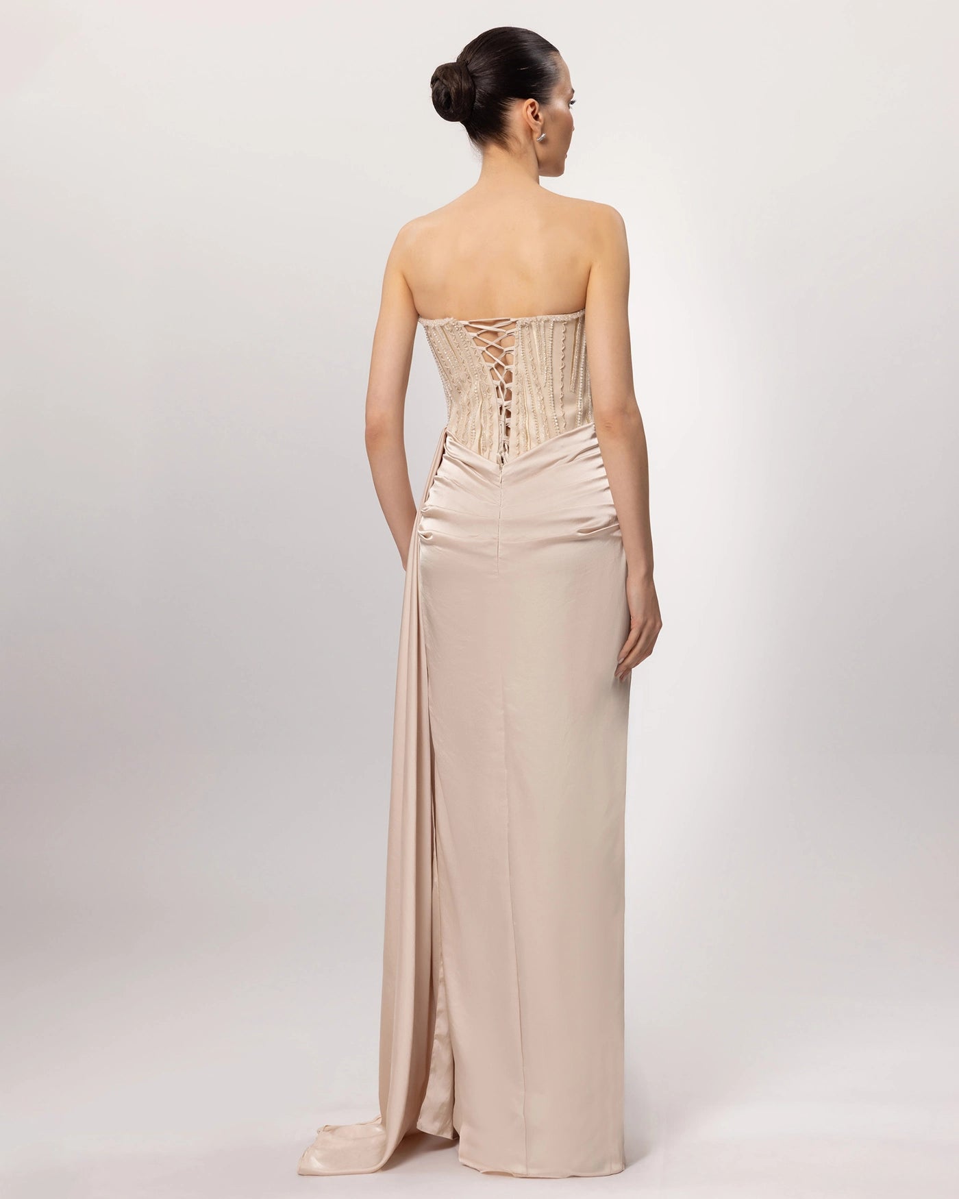 26018-Straplez İşlemeli Drapeli Uzun Abiye Elbise