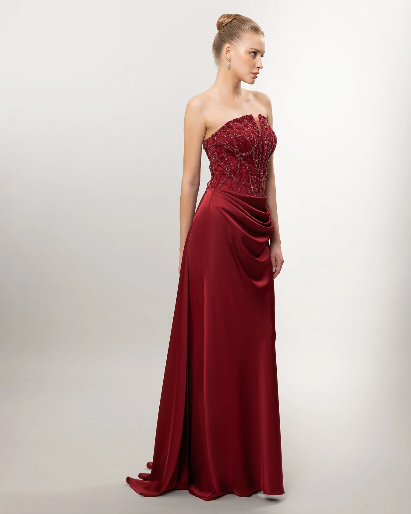 26021-Straplez Taş İşlemeli Drapeli Uzun Abiye Elbise